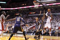 LeBron James střílí