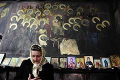 Žena v chrámu Sv. Dimitrije ve Skopje