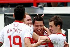 Obránce Spartaku Moskva Marek Suchý přijímá gratulace po vítězné brance (čelem, druhý zprava)