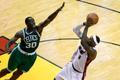 LeBron James z Miami a Brandon Bass z Bostonu v utkání play off NBA