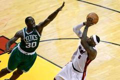 LeBron James z Miami a Brandon Bass z Bostonu v utkání play off NBA