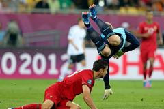 Helder Postiga a Manuel Neuer v utkání Německa s Portugalskem na Euru 2012