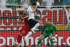 Mario Goméz střílí gól v utkání Německa s Portugalskem na Euru 2012