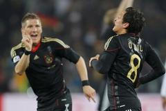 Bastian Schweinsteiger a Mesut Özil oslavují gól Německé reprezentace