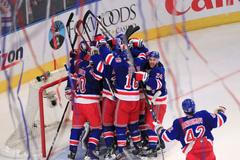 Hokejisté New Yorku Rangers se radují z postupu
