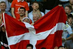 Dánové se radují v utkání Nizozemska s Dánskem v základní skupině B na Euru 2012