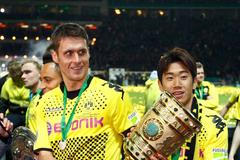 Hráči Dortmundu Lewandowski a Kagawa se radují ze zisku německého poháru