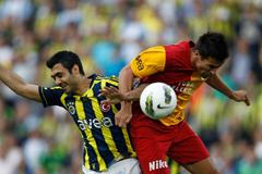 Baroš bojuje o míč s protihráčem z Fenerbahce