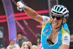 Paulo Tiralongo slaví triumf na Giro d´Italia