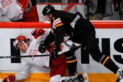 Souboj Reula s Mollerem v utkání Německo - Dánsko