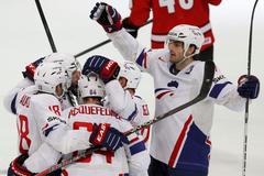 Radost francouzských hokejistů v utkání proti Švýcarsku