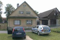 Široký Důl - policie stále hlídá zapečetěný dům