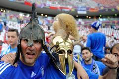 Řečtí fanoušci před zahajovacím duelem Eura s Polskem