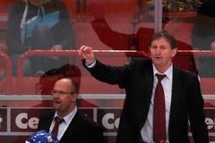 Alois Hadamczik na střídačce při utkání Česko - Lotyšsko