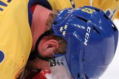 Zkrvavený Franzén v zápase Rusko - Švédsko