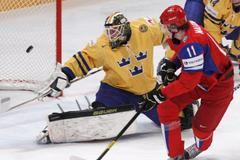 Malkin útočí na Fastha v utkání Švédsko - Kanada