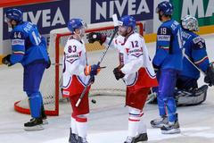 Radost Hemského a Novotného ze třetího gólu v síti Itálie