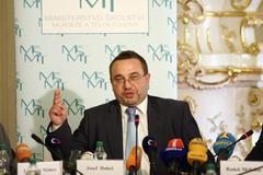 TK Josefa Dobeše k rezignaci