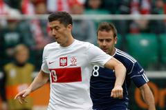 Robert Lewandowski a Manel Josep Ayala v přátelském utkání Polsko - Andorra