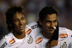 Neymar a Ganso ze Santosu se radují z branky do sítě Bolívaru