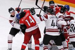 Šarvátka před lotyšskou brankou v utkání Česko - Lotyšsko