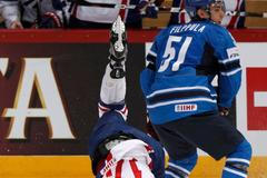 Souboj da Costy a Filppuly v utkání Finsko - Francie