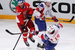 Novotný bojuje s norskými Skroderem a Hansenem bojují o puk v utkání Česko - Norsko