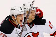 Patrik Eliáš a Petr Sýkora z New Jersey Devils slaví gól v síti Jonathana Quicka z Los Angeles Kings