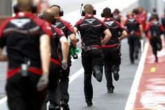 Mechanici Marussie při testování v Mugellu