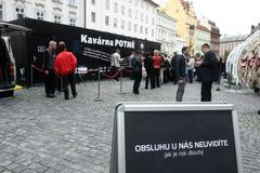 Otevření kavárny Potmě