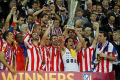Hráči Atlética Madrid se radují ze zisku poháru v Evropské lize