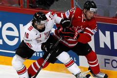 Ambühl a Tavares bojují o puk v utkání Kanada - Švýcarsko.