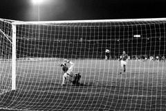 Mistrovství Evropy 1976: Finále ČSSR - NSR: Panenka proměňuje penaltu proti Seppu Maierovi