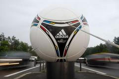 Obří míč Tango na ukrajinské silnici