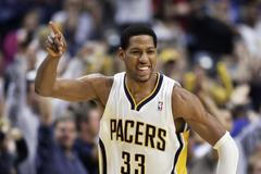 Danny Granger z Indiany slaví jeden z košů, díky kterým poslal se spoluhráči Orlando na dovolenou