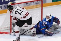 Berzins střílí na Bellissima v utkání Lotyšsko - Itálie