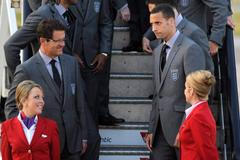 Fabio Capello a Rio Ferdinand v popředí anglické reprezentace, která přicestovala na MS 2010