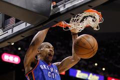 Russell Westbrook (Oklahoma City) smečuje ve finále Západní konference