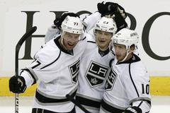 Dustin Brown a Los Angeles Kings se radují z branky