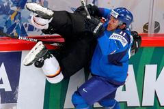 Florian Ondrushchka a Nicola Fontanive v utkání MS v hokeji 2012 Německo - Itálie