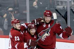 Martin Hanzal z Phoenixu se raduje z gólu