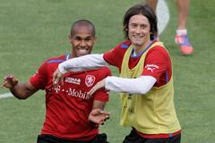 Theodor Gebre Sellasie a Tomáš Rosický, trénink českého národního týmu den před zápasem s Maďarskem.