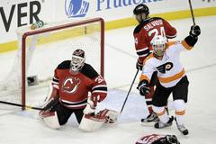 Claude Giroux ve třetím utkání Stanley Cupu Devils - Flyers