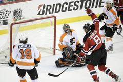 Zubrus slaví gól ve 4. zápase 2. kola play off NHL mezi New Jersey a Philadelphií