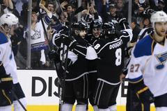 Radost hráčů Kings ve třetím utkání Stanley Cupu proti Blues