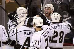 Hokejisté LA Kings slaví vítězství ve druhém finále Stanley Cupu