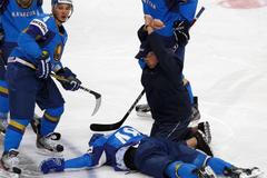 Starčenko po zákroku S.Treilla v utkání Kazachstán - Francie