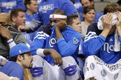 Vince Carter, Brendan Haywood a Dirk Nowitzki na lavičce Dallasu