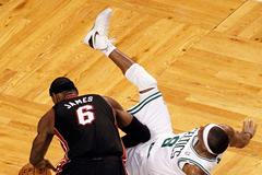 James a Rondo v zápase NBA Miami Heat - Boston Celtics