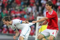 Vladimír Darida je držen za dres v přípravě před Eurem 2012, Česko - Maďarsko